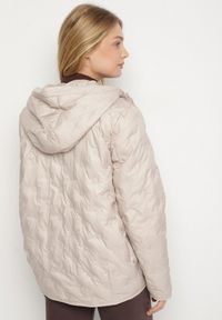 Born2be - Beżowa Pikowana Kurtka Przejściowa z Kapturem Arivitte. Okazja: na co dzień. Typ kołnierza: kaptur. Kolekcja: plus size. Kolor: beżowy. Materiał: jeans. Styl: casual, elegancki #5