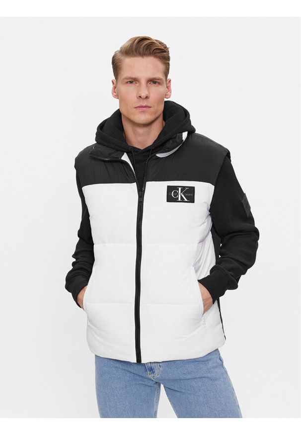 Calvin Klein Jeans Bezrękawnik J30J324665 Biały Regular Fit. Kolor: biały. Materiał: syntetyk. Długość rękawa: bez rękawów