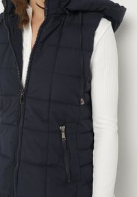 Born2be - Granatowa Pikowana Kamizelka z Odpinanym Kapturem i Kieszeniami na Suwak Anoria. Okazja: na co dzień. Kolor: niebieski. Materiał: jeans, tkanina. Wzór: aplikacja. Styl: klasyczny, casual #6