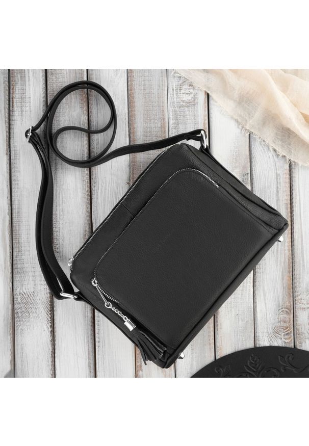 Listonoszka skórzana PAOLO PERUZZI Z-55-BLZ czarna. Kolor: czarny. Dodatki: z breloczkiem. Materiał: skórzane. Styl: elegancki, casual. Rodzaj torebki: na ramię