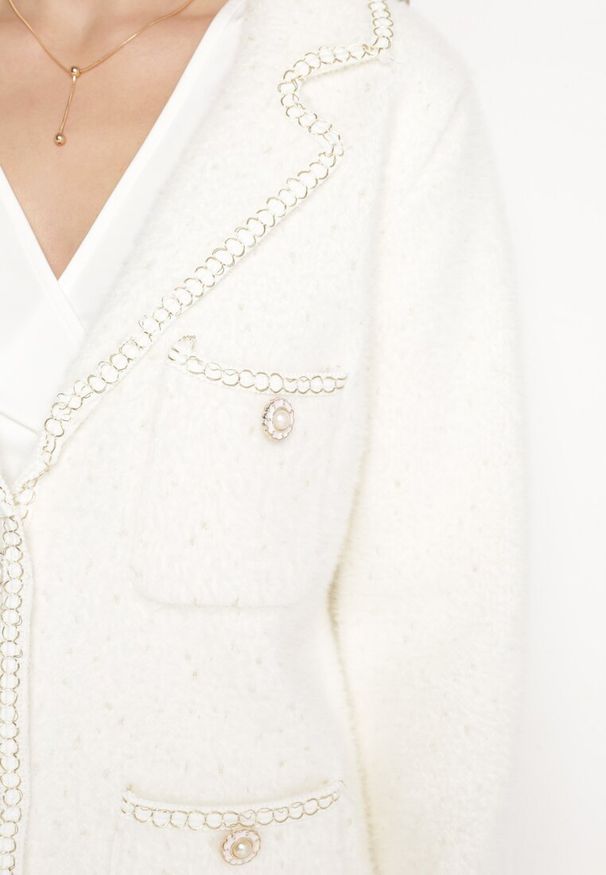 Born2be - Biały Kardigan Wiskozowy Ozdobiony Złotą Nicią Eontta. Kolor: biały. Materiał: wiskoza. Wzór: aplikacja