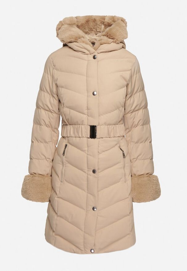 Born2be - Ciemnobeżowa Pikowana Kurtka Zimowa z Paskiem i Futerkowymi Obszyciami z Możliwością Odpięcia Hedirra. Okazja: na co dzień. Kolor: beżowy. Materiał: jeans, futro. Długość rękawa: długi rękaw. Długość: długie. Sezon: zima. Styl: casual, elegancki