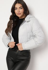 Born2be - Jasnoszara Kurtka Pikowana o Krótkim Fasonie z Kapturem Tinthella. Okazja: na spacer, na co dzień. Typ kołnierza: kaptur. Kolor: szary. Materiał: jeans. Długość: krótkie. Wzór: aplikacja. Styl: casual, elegancki #5