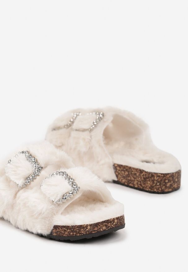Renee - Beżowe Klapki z Futerkiem na Korkowej Podeszwie Ozdobione Cyrkoniami Belilae. Okazja: na co dzień. Kolor: beżowy. Materiał: futro. Wzór: aplikacja. Styl: casual, elegancki