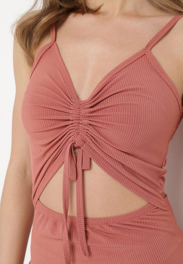 Born2be - Różowa Sukienka na Ramiączkach ze Ściągaczem przy Dekolcie i Wycięciami Driola. Okazja: na imprezę, na co dzień. Kolor: różowy. Materiał: jeans. Długość rękawa: na ramiączkach. Styl: elegancki, casual, klasyczny