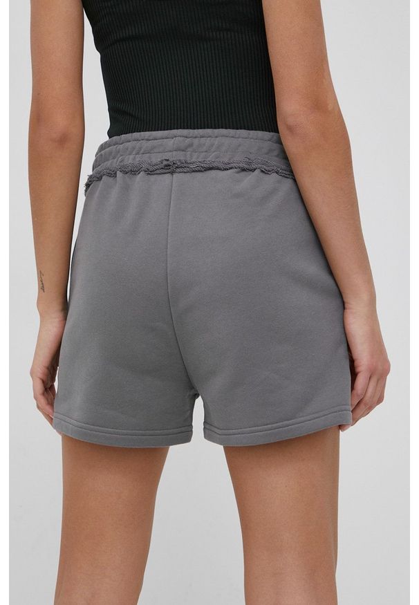 Femi Stories szorty Jane damskie kolor szary z aplikacją high waist. Okazja: na co dzień. Stan: podwyższony. Kolor: szary. Wzór: aplikacja. Styl: casual