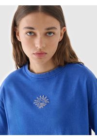4f - 4F T-shirt oversize z efektem sprania damski - niebieski M. Okazja: na co dzień. Kolor: niebieski. Materiał: bawełna, jersey, dzianina. Długość rękawa: krótki rękaw. Długość: krótkie. Wzór: gładki, haft, ze splotem. Styl: sportowy, klasyczny, casual