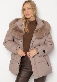 Born2be - Ciemnobeżowa Kurtka z Pikowanymi Przeszyciami i Kapturem z Futerkiem Galiadia. Okazja: na spacer, na co dzień. Kolor: beżowy. Materiał: futro. Styl: casual, klasyczny, sportowy #2