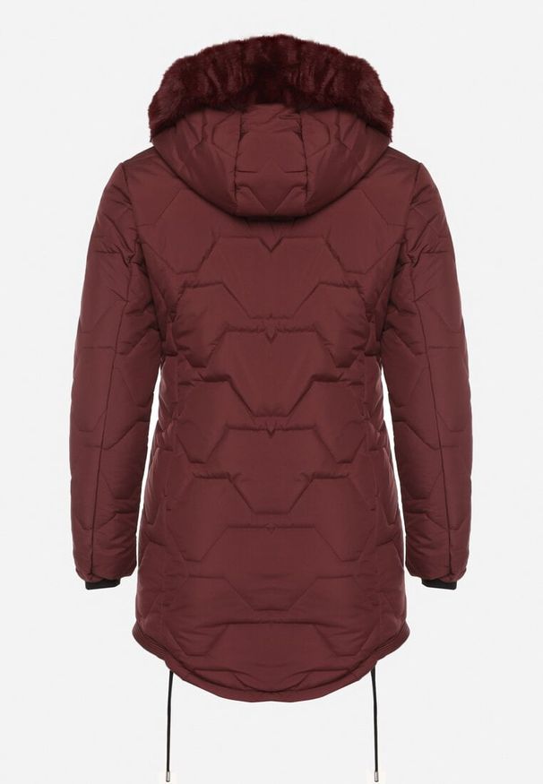 Born2be - Bordowa Klasyczna Kurtka z Pikowanymi Przeszyciami i Kapturem z Futerkiem Raffisa. Okazja: na co dzień. Kolekcja: plus size. Kolor: czerwony. Materiał: futro. Styl: klasyczny