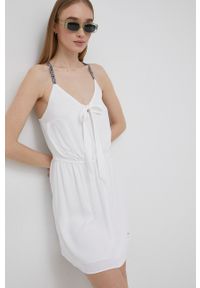 Tommy Jeans sukienka kolor biały mini rozkloszowana. Kolor: biały. Materiał: tkanina. Długość rękawa: na ramiączkach. Typ sukienki: rozkloszowane. Długość: mini