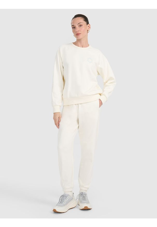 4f - 4F Spodnie dresowe joggery damskie - białe M. Kolor: biały. Materiał: dresówka