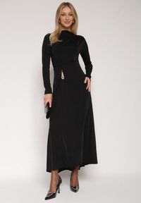 Born2be - Czarna Koktajlowa Sukienka Ozdobiona Metaliczną Aplikacją i Marszczeniem z Boku Retima. Kolor: czarny. Wzór: aplikacja. Styl: wizytowy #1