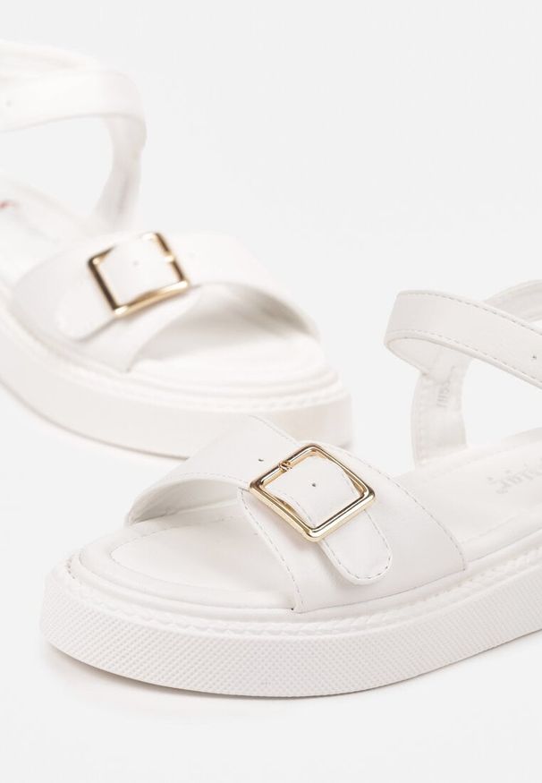 Born2be - Białe Sandały na Platformie z Regulowanymi Paskami z Klamerkami Ulosiela. Okazja: na co dzień. Zapięcie: pasek. Kolor: biały. Materiał: jeans. Wzór: paski. Obcas: na platformie. Styl: elegancki, klasyczny, casual