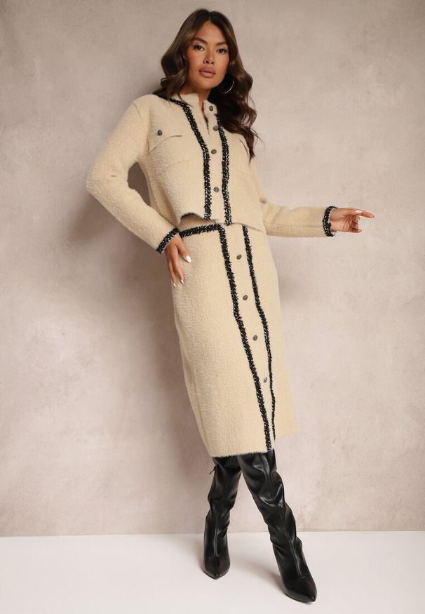 Renee - Beżowy Wiskozowy Komplet Retro z Dzianiny o Długom Włosiu Kardigan i Spódnica Sailine. Kolor: beżowy. Materiał: dzianina, wiskoza. Wzór: aplikacja