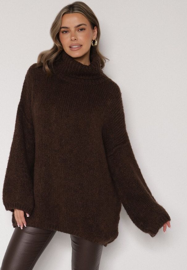 Born2be - Brązowy Gładki Golf Oversize z Domieszką Wełny i Wiskozy Nerafera. Okazja: na co dzień. Typ kołnierza: golf. Kolor: brązowy. Materiał: wiskoza, wełna. Wzór: gładki. Styl: casual, klasyczny