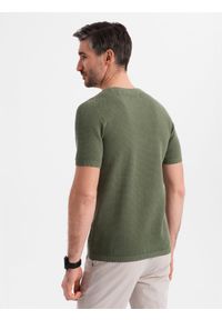 Ombre Clothing - Dzianinowa koszulka męska z delikatną drobną strukturą - oliwkowa V5 - Rozmiar: L. Okazja: na co dzień. Kolor: oliwkowy. Materiał: dzianina. Długość rękawa: krótki rękaw. Długość: krótkie. Wzór: ze splotem. Styl: wizytowy, casual, elegancki #7