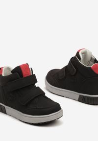Born2be - Czarno-Czerwone Botki Clibee w Stylu Sneakersów na Płaskiej Podeszwie z Tłoczeniem Romitha. Okazja: na uczelnię. Nosek buta: okrągły. Zapięcie: rzepy. Kolor: czarny. Materiał: jeans. Wzór: kolorowy. Styl: retro, młodzieżowy, elegancki