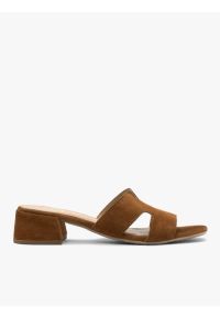 Ryłko - Jasnobrązowe klapki damskie na niewielkim obcasie. Kolor: brązowy. Materiał: skóra, welur. Obcas: na obcasie. Styl: street, elegancki. Wysokość obcasa: średni #1
