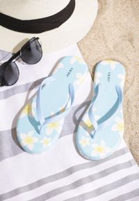 Born2be - Niebieskie Japonki Talk About It. Okazja: na plażę, na co dzień. Nosek buta: otwarty. Kolor: niebieski. Materiał: materiał. Wzór: nadruk, paski, aplikacja, kwiaty. Sezon: lato. Obcas: na płaskiej podeszwie. Styl: casual #5
