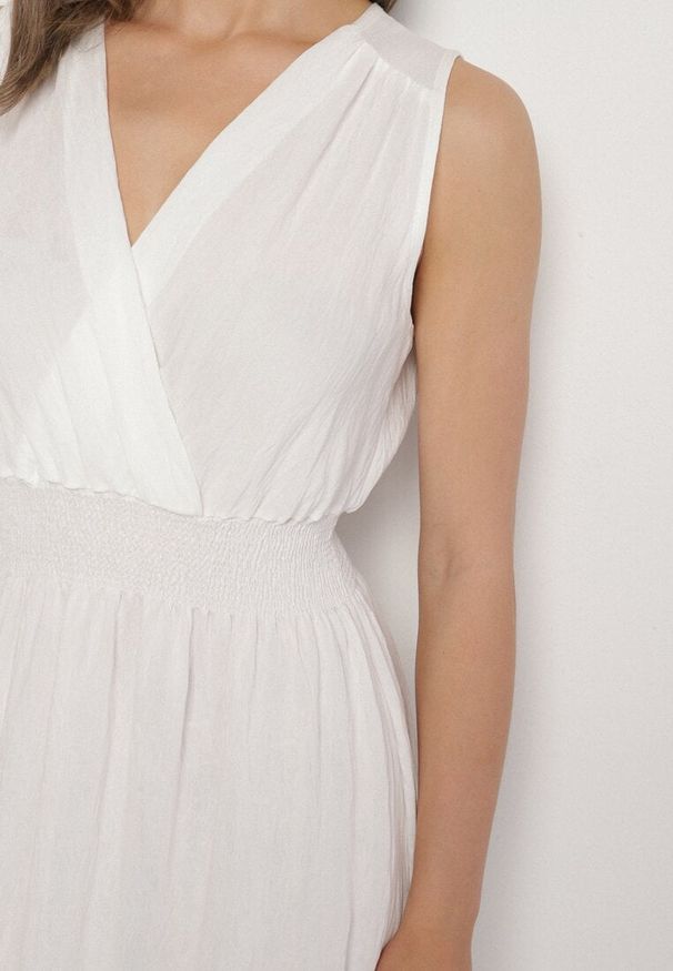 Born2be - Biała Sukienka o Rozkloszowanym Kroju Bez Rękawów z Kopertowym Dekoltem Filoria. Typ kołnierza: dekolt kopertowy. Kolor: biały. Długość rękawa: bez rękawów. Typ sukienki: kopertowe. Styl: elegancki