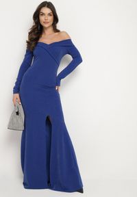 Born2be - Granatowa Dopasowana Sukienka Hiszpanka z Rozcięciem i Rozszerzanym Dołem Emilenne. Typ kołnierza: dekolt hiszpanka. Kolor: niebieski. Długość rękawa: długi rękaw. Typ sukienki: z odkrytymi ramionami. Styl: wizytowy #2