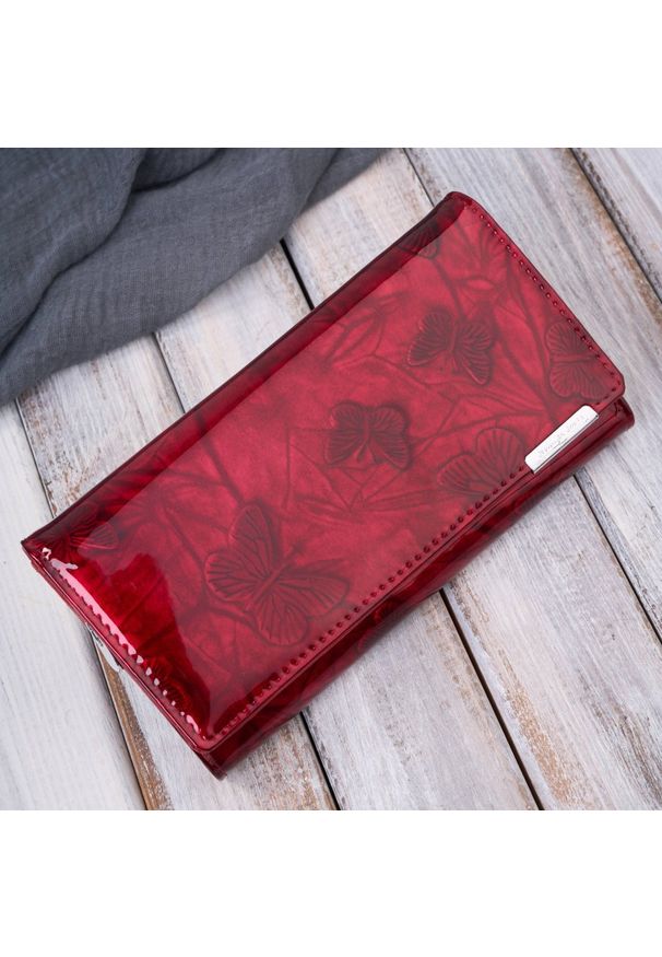JENNIFER JONES - Portfel damski skórzany lakierowany czerwony ze wzorem w motyle SP-16-RDM. Kolor: czerwony. Materiał: skóra