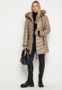 Born2be - Brązowa Pikowana Kurtka z Kapturem z Futerkiem Zorria. Typ kołnierza: kaptur. Kolekcja: plus size. Kolor: brązowy. Materiał: futro. Wzór: aplikacja #3