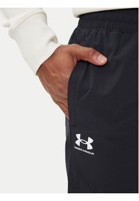 Under Armour Spodnie dresowe UA Vibe Woven 1386557 Czarny Regular Fit. Kolor: czarny. Materiał: syntetyk