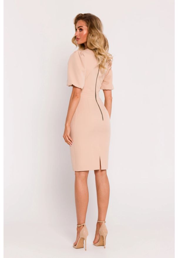 MOE - Elegancka ołówkowa sukienka dekolt V bufiaste rękawy beż. Okazja: na ślub cywilny, na wesele, na imprezę. Kolor: beżowy. Typ sukienki: ołówkowe. Styl: elegancki. Długość: midi