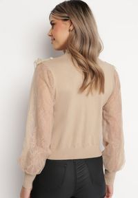 Born2be - Ciemnobeżowy Wiskozowy Sweter z Przezroczystymi Rękawami Ozdobiony Falbankami i Perełkami Santine. Typ kołnierza: kołnierz z falbankami. Kolor: beżowy. Materiał: wiskoza. Wzór: aplikacja