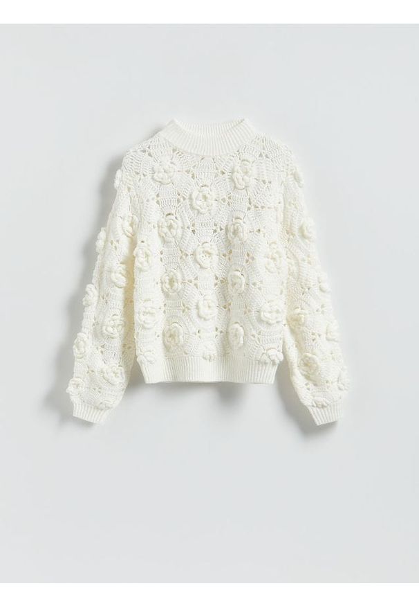 Reserved - Sweter z aplikacją 3D - złamana biel. Materiał: dzianina. Wzór: aplikacja