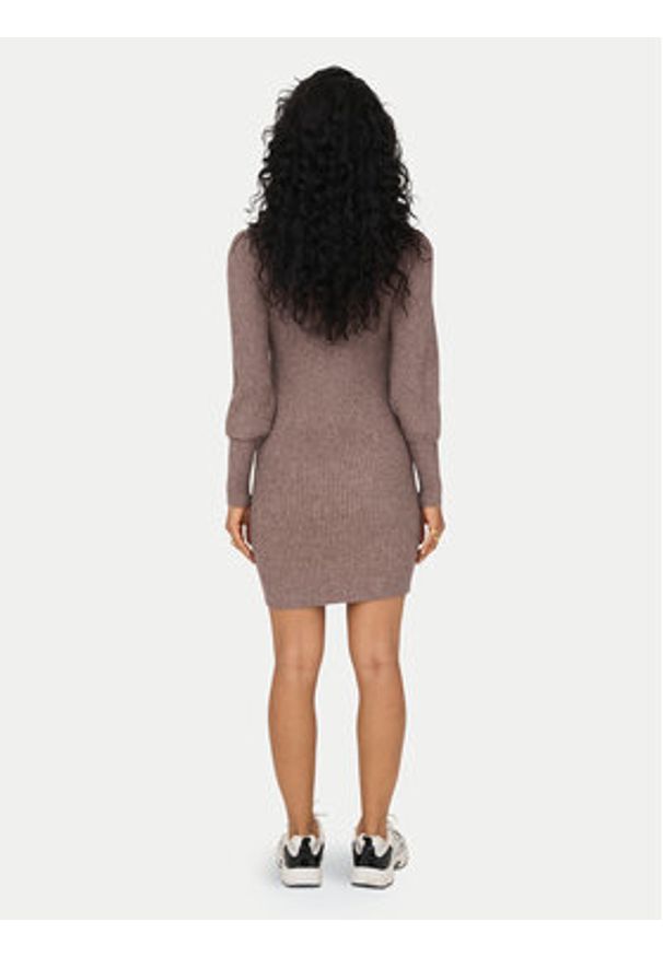 only - ONLY Sukienka dzianinowa Katia 15232502 Brązowy Comfort Fit. Kolor: brązowy. Materiał: wiskoza