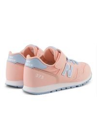 Buty New Balance YV373AM2 pomarańczowe. Okazja: na uczelnię. Zapięcie: bez zapięcia. Kolor: pomarańczowy. Materiał: guma, syntetyk, materiał. Szerokość cholewki: normalna. Wzór: kolorowy. Model: New Balance 373