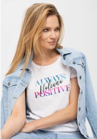 Volcano - Biały bawełniany t-shirt damski z nadrukiem T-ALWA. Okazja: na co dzień. Kolor: biały. Materiał: bawełna. Długość rękawa: krótki rękaw. Długość: krótkie. Wzór: nadruk. Styl: klasyczny, casual