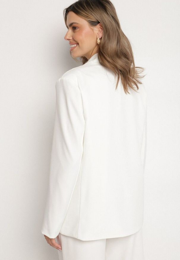 Born2be - Biała Dwurzędowa Marynarka z Usztywnioną Linią Ramion Emiranea. Okazja: do pracy, na co dzień. Kolor: biały. Materiał: jeans. Wzór: aplikacja. Styl: elegancki, klasyczny, casual