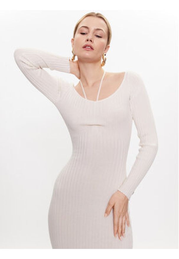 Guess Sukienka dzianinowa W3RK35 Z30L1 Écru Slim Fit. Materiał: lyocell