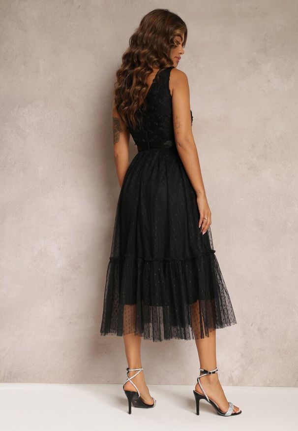 Renee - Czarna Taliowana Sukienka Midi z Ozdobną Siateczką Celerise. Kolor: czarny. Długość: midi