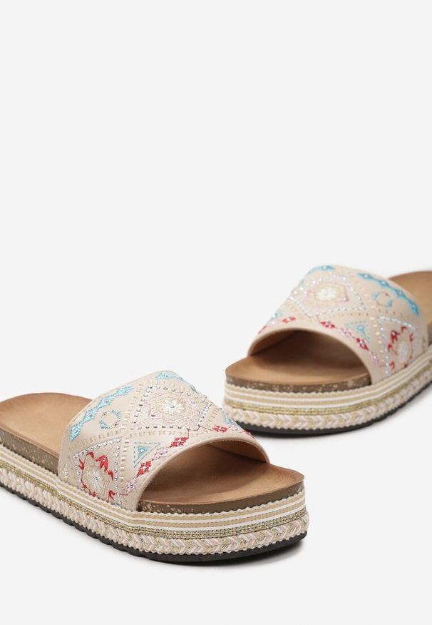 Born2be - Beżowe Klapki w Stylu Bobo z Plecionką na Podeszwie i Kolorowymi Cyrkoniami Telphine. Kolor: beżowy. Materiał: len. Wzór: kolorowy. Sezon: lato. Styl: boho