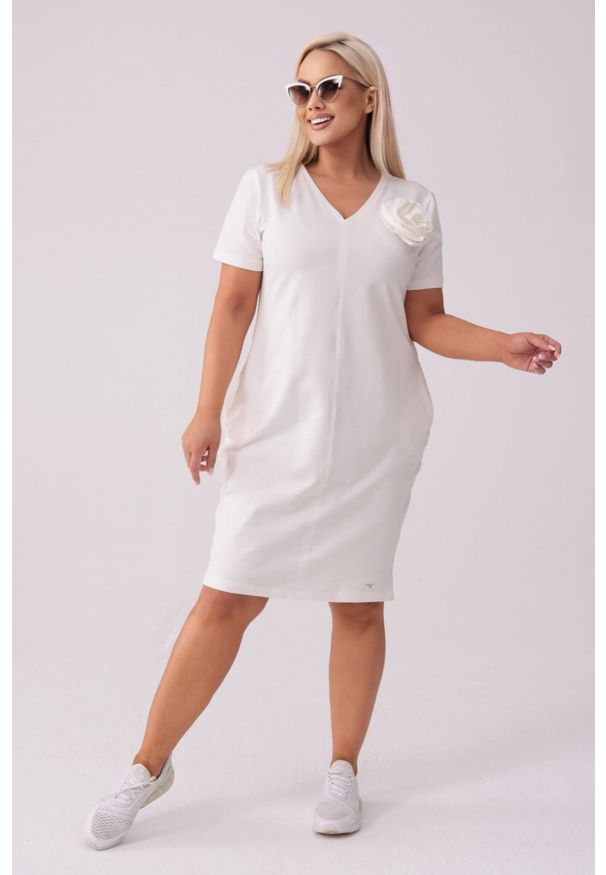 Moda Size Plus Iwanek - Sukienka Eloise w kolorze ecru - Casualowa Elegancja PLUS SIZE XXL LATO. Okazja: na co dzień. Kolekcja: plus size. Materiał: tkanina, dzianina, dresówka, bawełna, elastan. Wzór: kwiaty. Sezon: lato. Typ sukienki: dla puszystych. Styl: casual