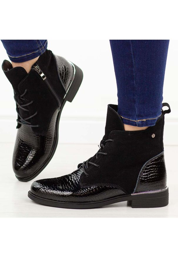 Czarne crock skórzane botki damskie płaskie Filippo Dbt4749/25. Okazja: na co dzień. Nosek buta: okrągły. Zapięcie: sznurówki. Kolor: czarny. Materiał: lakier, skóra, zamsz. Sezon: zima, jesień. Obcas: na obcasie. Styl: klasyczny, casual, elegancki