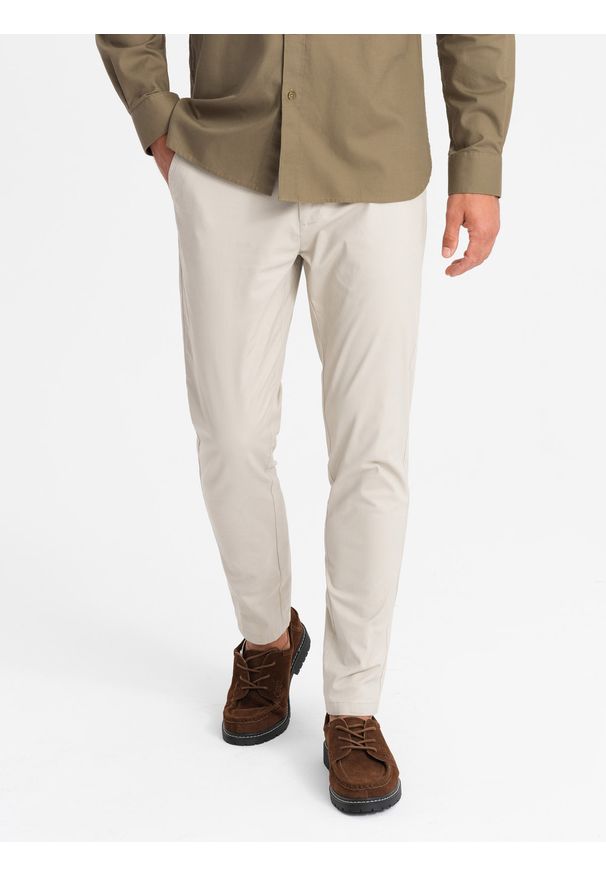 Ombre Clothing - Jednolite spodnie chino męskie SLIM FIT – beżowe V2 - Rozmiar: L. Okazja: do pracy. Kolor: beżowy. Materiał: bawełna, poliester, materiał, elastan. Wzór: jednolity. Styl: klasyczny, elegancki