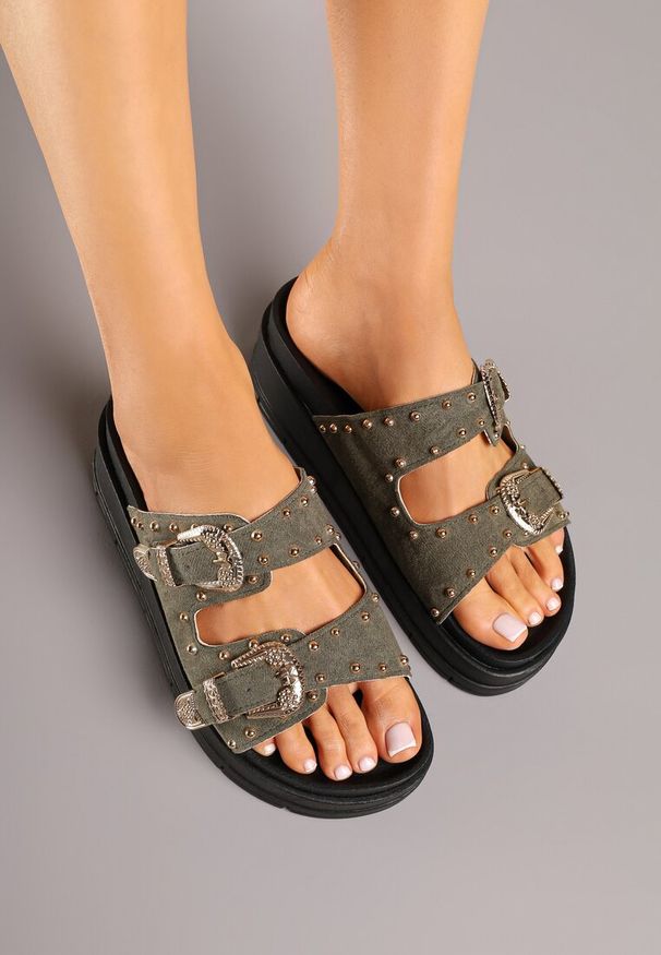 Born2be - Zielone Klapki na Grubej Podeszwie z Paskami z Klamrami Zdobione Nitami Kosamira. Kolor: zielony. Materiał: jeans. Wzór: aplikacja. Sezon: lato. Styl: elegancki