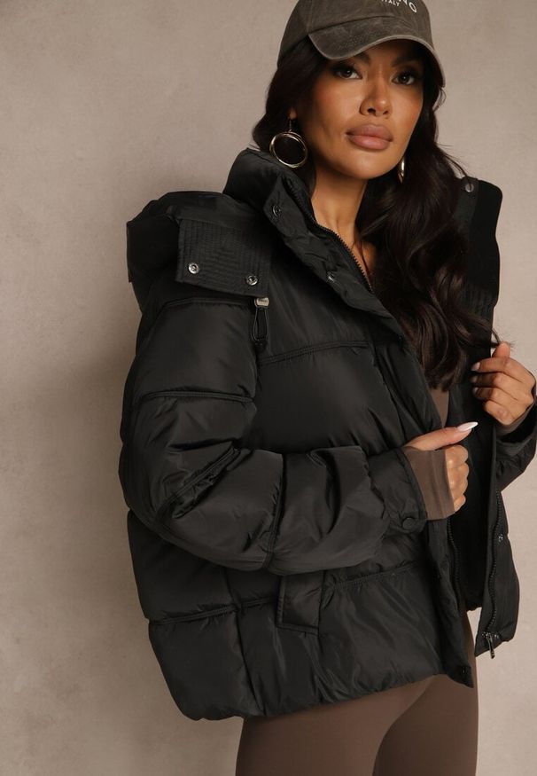 Renee - Czarna Oversizowa Kurtka Puffer z Kapturem i Naszywką przy Rękawie Azine. Okazja: na co dzień. Typ kołnierza: kaptur. Kolor: czarny. Materiał: jeans, dzianina. Wzór: aplikacja. Sezon: zima. Styl: casual