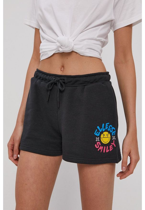 Ellesse Szorty damskie kolor szary z aplikacją high waist. Okazja: na co dzień. Stan: podwyższony. Kolor: szary. Wzór: aplikacja. Styl: casual