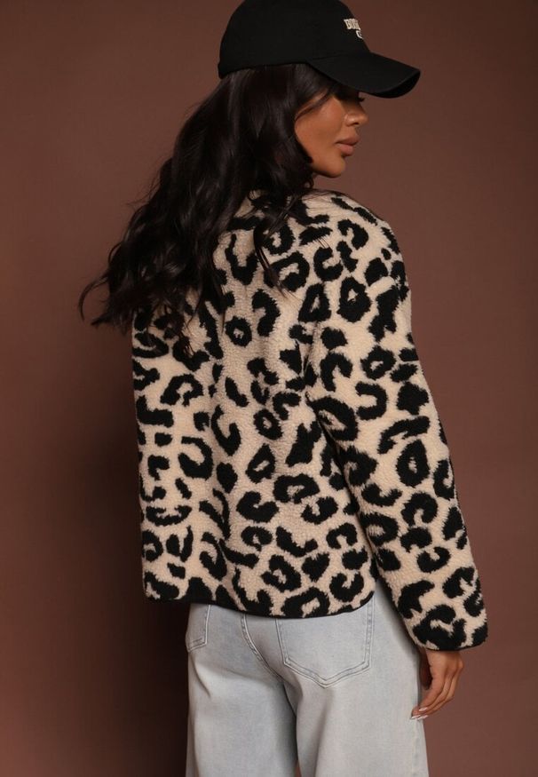 Renee - Beżowa Kurtka Futrzana Ozdobiona Kieszeniami Sewiala. Kolor: beżowy. Materiał: futro. Wzór: aplikacja. Styl: elegancki, klasyczny