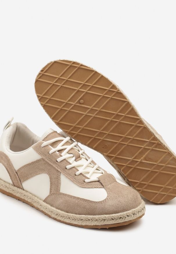 Renee - Ciemnobeżowe Sneakersy Kultowe Tenisówki z Podeszwą Zdobioną Plecionką Zarorella. Okazja: na co dzień. Kolor: beżowy. Materiał: jeans. Wzór: aplikacja