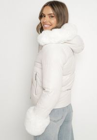Born2be - Biała Pikowana Kurtka z Kapturem Zdobiona Futerkiem Olenesa. Okazja: na co dzień. Typ kołnierza: kaptur. Kolor: biały. Materiał: futro. Wzór: aplikacja. Styl: casual #4