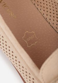 Renee - Beżowe Mokasyny Vices z Perforacją z Wkładką ze Skóry Naturalnej Felithria. Okazja: na co dzień. Kolor: beżowy. Materiał: skóra. Wzór: aplikacja. Obcas: na obcasie. Styl: casual, klasyczny, elegancki. Wysokość obcasa: niski #9