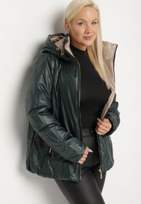 Born2be - Ciemnozielona Pikowana Kurtka o Prostym Kroju z Kapturem ze Ściągaczami Falesaa. Okazja: na co dzień. Typ kołnierza: kaptur. Kolekcja: plus size. Kolor: zielony. Materiał: jeans. Styl: casual, elegancki #6