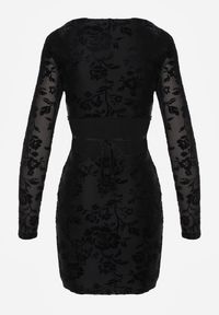 Renee - Czarna Sukienka VICES Bodycon z Wiązaniem na Plecach i Welurowym Wzorem Raessa. Okazja: na randkę, na imprezę. Kolor: czarny. Materiał: welur. Typ sukienki: bodycon. Styl: elegancki #6